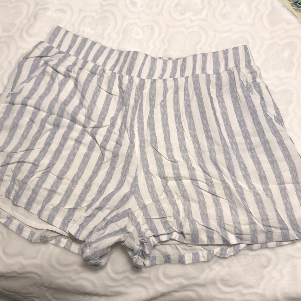 Striped textured shorts with pockets